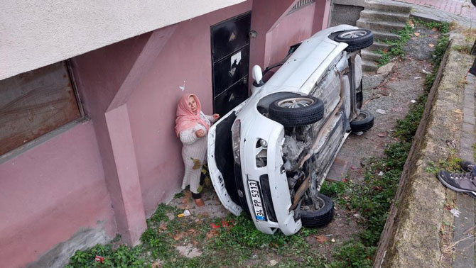 istanbul-avcilarda-bir-kisi-evinin-onune-park-etmeye-calistigi-aracini-kontrolun-kaybedince-apartman-bosluguna-dustu-kazada-yaralanan-surucu-hastaneye-kaldirildi.jpg