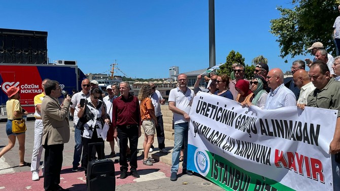 istanbul-rize-masasi-tarafindan-kadikoy-iskele-meydaninda-tbmmye-sunulan-cay-kanunu-teklifine-tepki-amacli-basin-aciklamasinda-bulunuldu-4.jpg