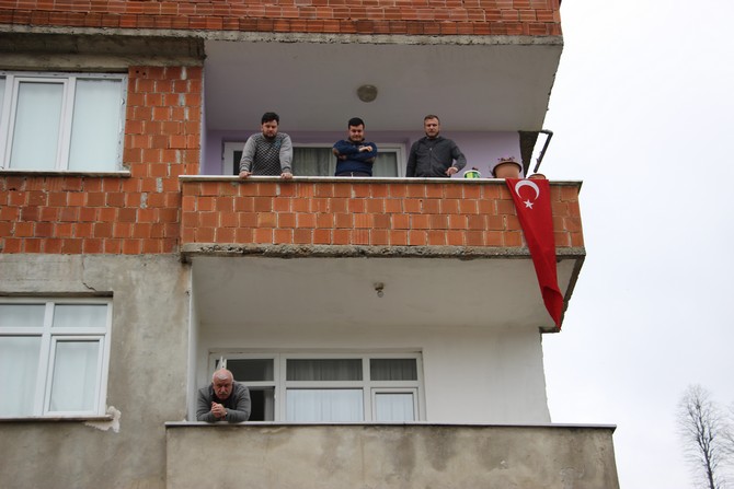 istanbuldaki-evinde-karantinada-olmasi-gerekirken-rize’nin-findikli-ilcesine-gelen-kazim-ersoy-isimli-sahis-ilcede-oturdugu-aile-apartmaninin-karantinaya-alinmasina-sebep-oldu-(3).jpg