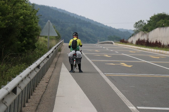 istanbuldan-yola-cikan-adem-eksioglu-sehirler-arasi-bisiklet-yolu-yapilmasi-konusunda-farkindalik-olusturmak-icin-bin-500-kilometre-pedal-cevirerek-gurcistana-ulasmayi-hedefliyor-3.jpg