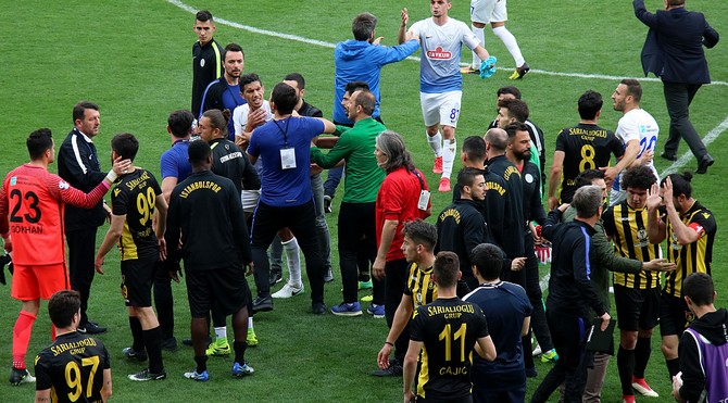 istanbulspor-caykur-rizespor-macinda-gerginlik-(1).jpg