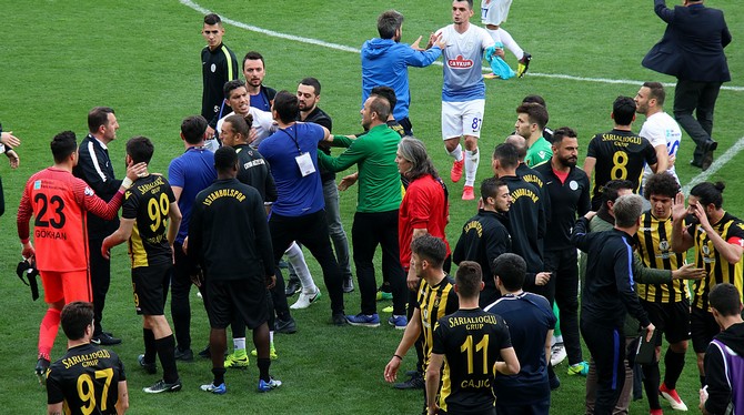 istanbulspor-caykur-rizespor-macinda-gerginlik-(2).jpg