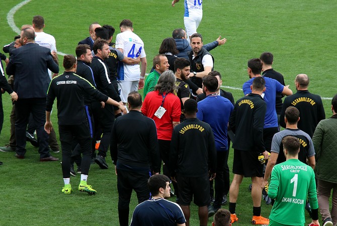 istanbulspor-caykur-rizespor-macinda-gerginlik-(3).jpg