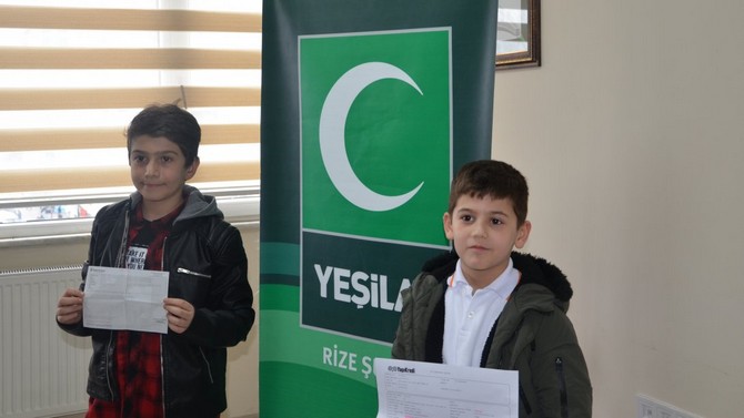istiklal-marsini-guzel-okuma-yarismasinda-kazandiklari-odulu-yesilay-ile-darulaceze’ye-bagisladilar-(1).jpg