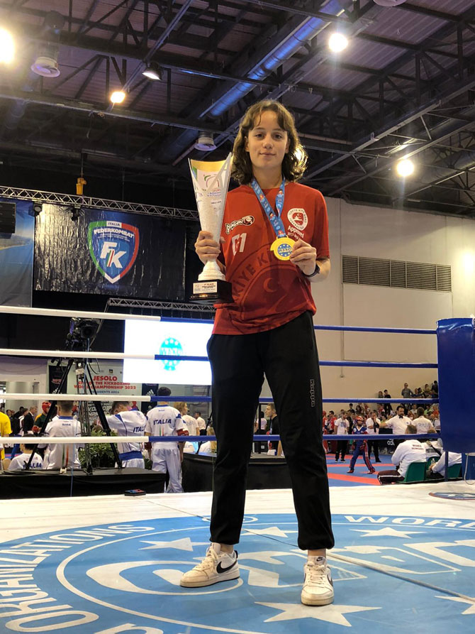 italyada-duzenlenen-gencler-kick-boks-sampiyonasinda-dunya-sampiyonlugunu-kazanan-caykur-rizesporun-milli-kick-boks-sporcusu-cemren-temizel.jpg