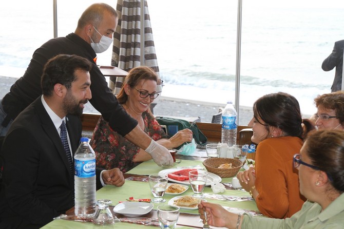 iyi-parti-rize-il-baskan-adayi-avukat-kursat-hacisuleymanoglu-yonetim-kadrosuyla-ilce-teskilatlarini-ziyarete-basladi-(11).jpg