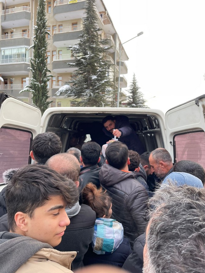 iyi-parti-rize-il-baskani-av-kursat-hacisuleymanoglu-depremden-etkilenen-iller-arasinda-yer-alan-malatyaya-partisince-hazirlanan-gida-ve-giyim-yardimlarini-ulastirdi-1.jpg