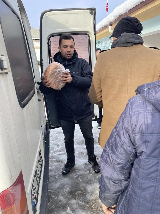 iyi-parti-rize-il-baskani-av-kursat-hacisuleymanoglu-depremden-etkilenen-iller-arasinda-yer-alan-malatyaya-partisince-hazirlanan-gida-ve-giyim-yardimlarini-ulastirdi-3.jpg