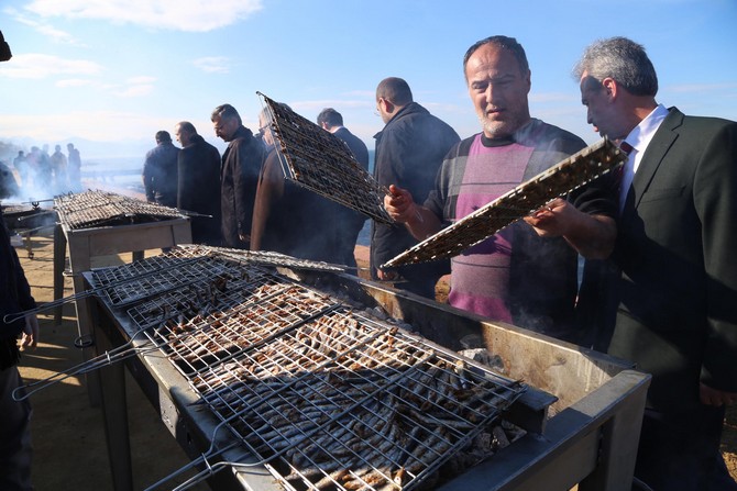 iyidere-ilcesinde-belediye-tarafindan-sahil-parkinda-duzenlenen-9.-geleneksel-hamsi-birlik-ve-beraberlik-festivalinde-hazirlanan-uc-ton-hamsi,-bir-saatte-tukendi-(3).jpg