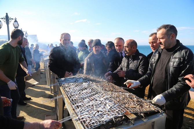 iyidere-ilcesinde-belediye-tarafindan-sahil-parkinda-duzenlenen-9.-geleneksel-hamsi-birlik-ve-beraberlik-festivalinde-hazirlanan-uc-ton-hamsi,-bir-saatte-tukendi-(5).jpg