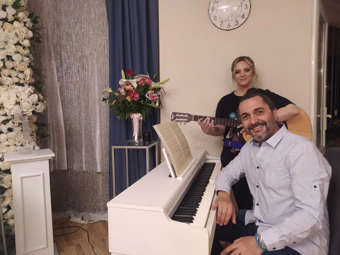 izmir-de-gorev-yapan-muzik-ogretmeni-mustafa-durgun-verizede-gorev-yapan-muzik-ogretmeni-kiz-kardesi-bahar-durgun-her-anneler-gunu-oncesi-memleketleri-artvine-gelerek-anneleri-icin-sarki-besteliyo.jpg