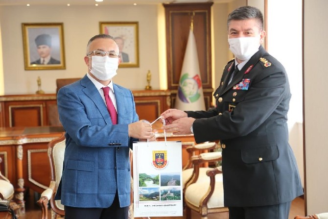 jandarma’dan-vali-ceber’e-kurulus-yil-donumu-ziyareti-(1).jpg