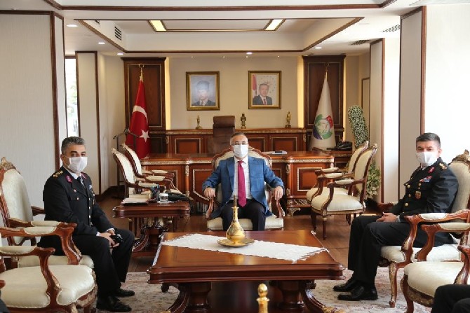 jandarma’dan-vali-ceber’e-kurulus-yil-donumu-ziyareti-(3).jpg
