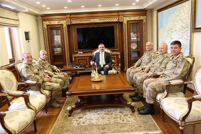 jandarma-genel-komutani-orgeneral-arif-cetin,-birlikleri-denetlemek-uzere-rize’ye-geldi-(4).jpg
