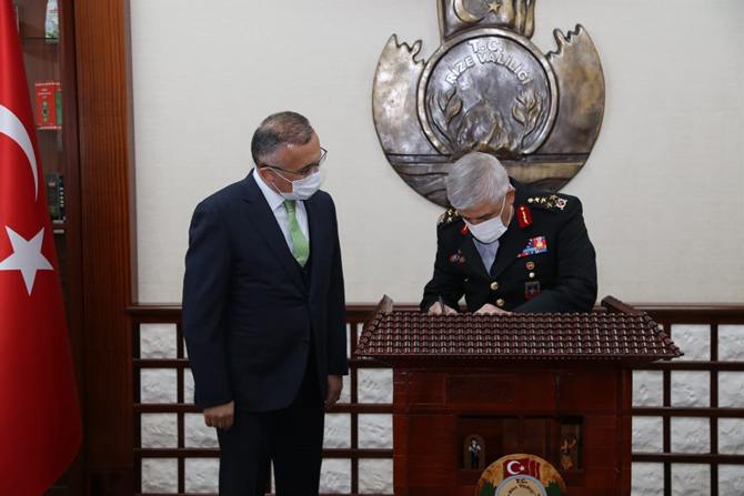 jandarma-genel-komutani-orgeneral-arif-cetin,-rize-valisi-kemal-ceber’i-ziyaret-etti-(1).jpg