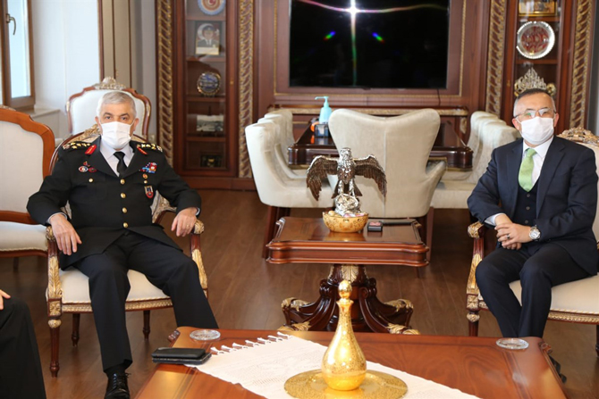 jandarma-genel-komutani-orgeneral-arif-cetin,-rize-valisi-kemal-ceber’i-ziyaret-etti-(3).jpg