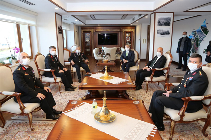 jandarma-genel-komutani-orgeneral-arif-cetin,-rize-valisi-kemal-ceber’i-ziyaret-etti-(4).jpg