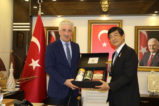 japonya’nin-turkiye-buyukelcisi-akio-miyajima,-bir-dizi-ziyarette-bulunmak-amaciyla-rize’ye-geldi-(3).jpg