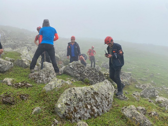 kackar-daglarinda-basina-tas-dusen-dagciyi-kurtarma-calismasi-baslatildi-2.jpg