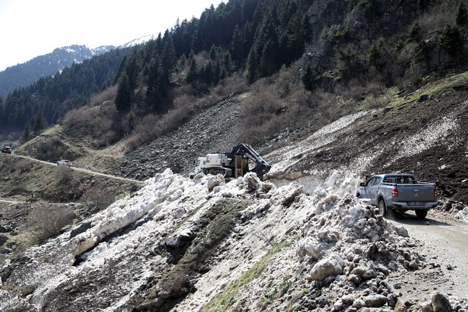 kackar-daglarindaki-yayla-yollarinda-ekipler-bayram-oncesi-kar-mesaisinde-5.jpg