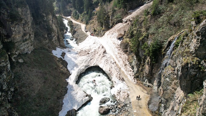 kackar-daglarindaki-yayla-yollarinda-ekipler-bayram-oncesi-kar-mesaisinde-7.jpg