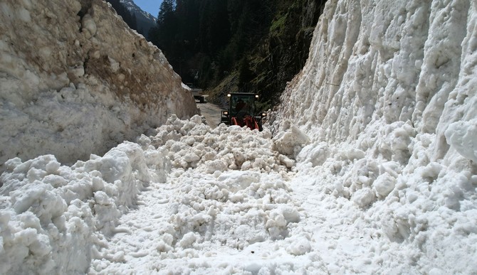kackar-daglarindaki-yayla-yollarinda-ekipler-bayram-oncesi-kar-mesaisinde-8.jpg