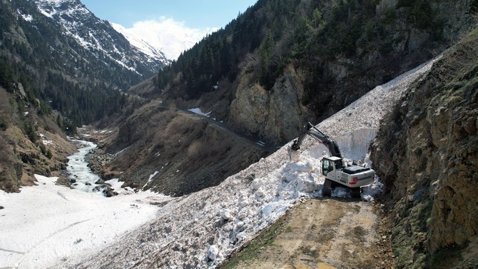 kackar-daglarindaki-yayla-yollarinda-ekipler-bayram-oncesi-kar-mesaisinde-9.jpg