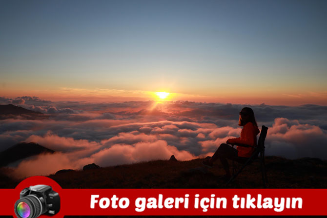 kackar-daglarinin-zirvesinde-bulut-denizinin-uzerindeki-gun-batimi-ziyaretcileri-buyuluyor.jpg