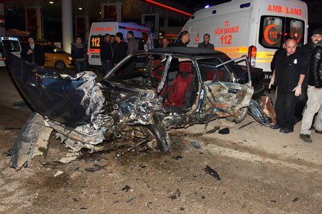 kafa-kafaya-carpistilar-3-yarali!-3.jpg kafa-kafaya-carpistilar-3-yarali!-3.jpg