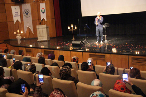 kahraman-tazeoglu-renk-projesi-icin-rizede-18.jpg kahraman-tazeoglu-renk-projesi-icin-rizede-18.jpg