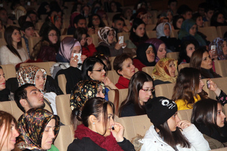 kahraman-tazeoglu-renk-projesi-icin-rizede-22.jpg kahraman-tazeoglu-renk-projesi-icin-rizede-22.jpg