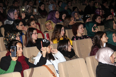 kahraman-tazeoglu-renk-projesi-icin-rizede-24.jpg kahraman-tazeoglu-renk-projesi-icin-rizede-24.jpg