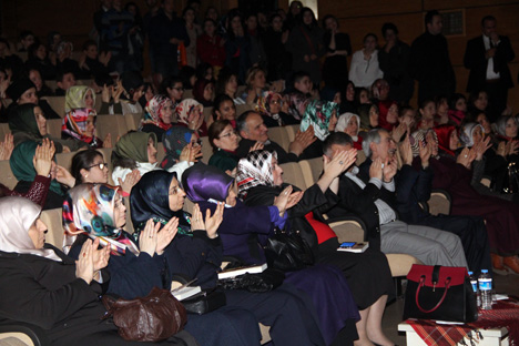 kahraman-tazeoglu-renk-projesi-icin-rizede-25.jpg kahraman-tazeoglu-renk-projesi-icin-rizede-25.jpg