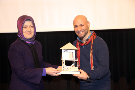 kahraman-tazeoglu-renk-projesi-icin-rizede-27.jpg kahraman-tazeoglu-renk-projesi-icin-rizede-27.jpg