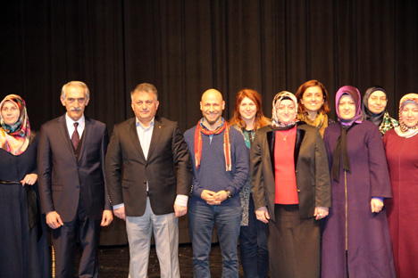 kahraman-tazeoglu-renk-projesi-icin-rizede-31.jpg kahraman-tazeoglu-renk-projesi-icin-rizede-31.jpg