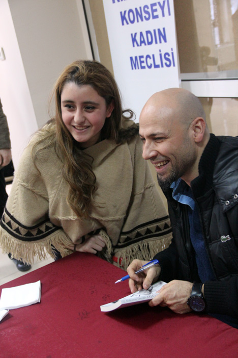 kahraman-tazeoglu-renk-projesi-icin-rizede-34.jpg kahraman-tazeoglu-renk-projesi-icin-rizede-34.jpg