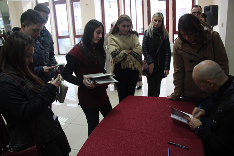 kahraman-tazeoglu-renk-projesi-icin-rizede-35.jpg kahraman-tazeoglu-renk-projesi-icin-rizede-35.jpg