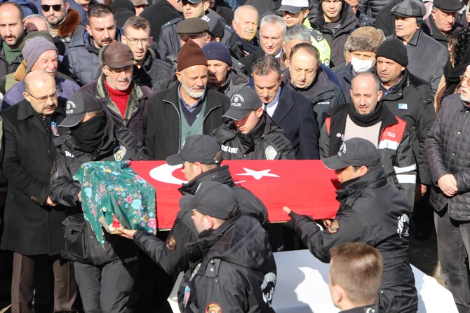 kahramanmaras-merkezli-depremde-hatayin-samandag-ilcesinde-yikilan-binanin-enkazinda-kalarak-hayatini-kaybeden-polis-memuru-ve-2-yasindaki-kizi-bugun-memleketleri-trabzonun-macka-ilcesinde-son-yolculukla-15.jpg