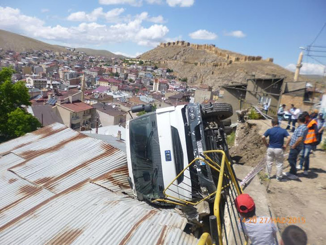 kamyon-evin-catisina-devrildi-1.jpg kamyon-evin-catisina-devrildi-1.jpg