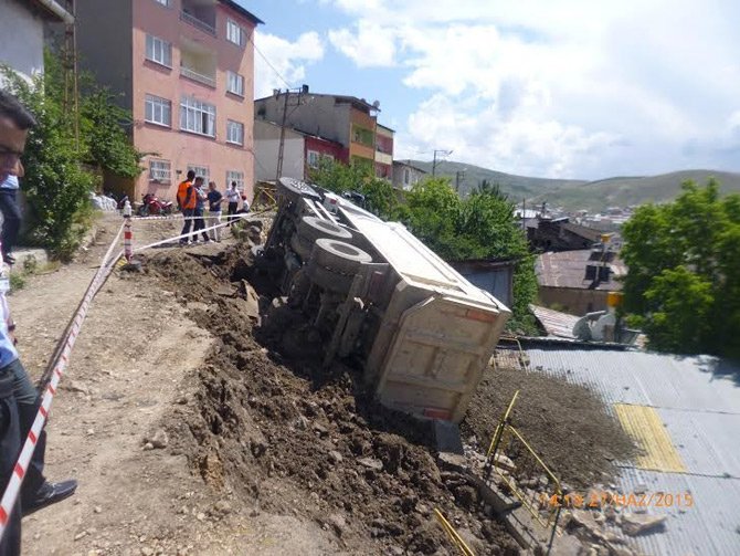 kamyon-evin-catisina-devrildi-2.jpg kamyon-evin-catisina-devrildi-2.jpg