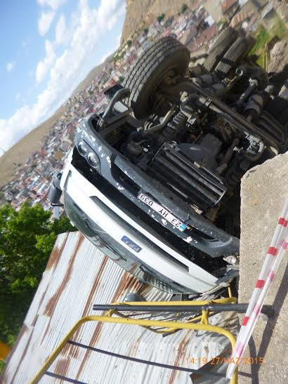 kamyon-evin-catisina-devrildi-3.jpg kamyon-evin-catisina-devrildi-3.jpg