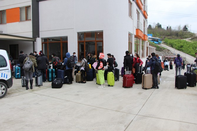 kanada’dan-getirilen-turk-ogrenciler-trabzon’da-karantinaya-alindi-(13).jpg