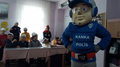 kanka-polis-miniklerle-bulustu3.jpg