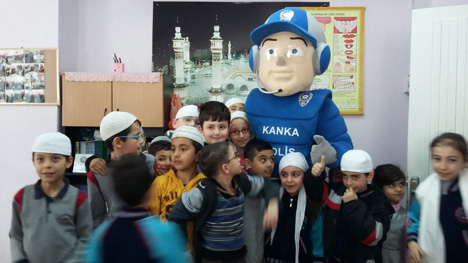 kanka-polis-miniklerle-bulustu4.20150415002900.jpg