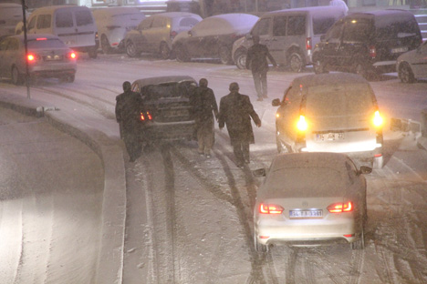 kar-ve-tipi-hayati-felc-etti4.jpg kar-ve-tipi-hayati-felc-etti4.jpg