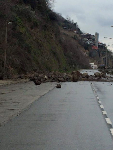 karadeniz-sahil-yolu’nda-ulasim-fel.-oldu-3.jpg