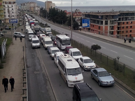 karadeniz-sahil-yolu’nda-ulasim-guclukle-saglaniyor5.jpg