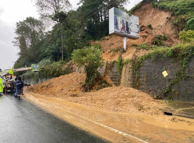 karadeniz-sahil-yolunda-heyelan.jpg