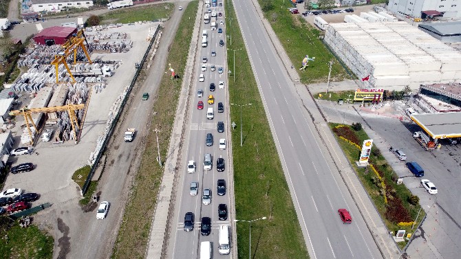karadeniz-sahil-yolunda-tam-kapanma-oncesi-trafik-yogunlugu-artti-(3)-001.jpg