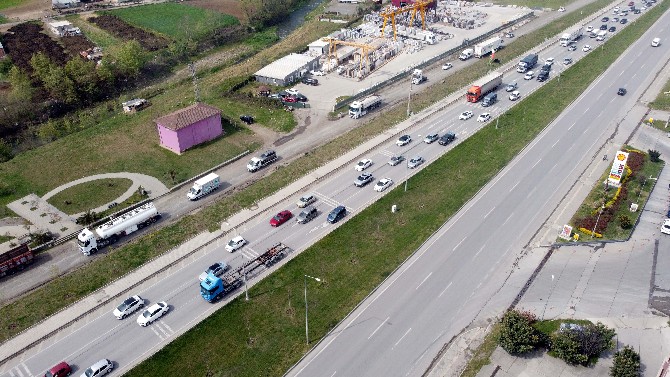 karadeniz-sahil-yolunda-tam-kapanma-oncesi-trafik-yogunlugu-artti-(4)-001.jpg
